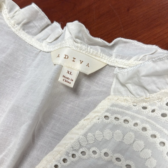 Adiva eyelet top XL // 081618 - Picture 2 of 2